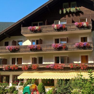 Hotel Rodes ligt in het gezellige Ortisei. De piste en het centrum zijn te bereiken met de ski bus die voor het hotel stopt. Na een mooie dag skiën