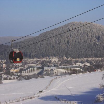 Het Hotel Sauerland Stern ligt direct aan de piste in Willingen en is een waar vakantieparadijs voor het hele gezin. Met de pistes voor de deur kun je hier naar hartenlust skiën