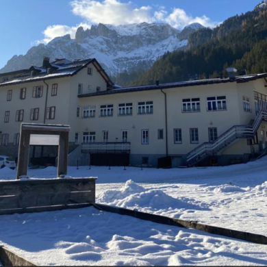 Hotel Soggiorno Dolomiti gelegen in het kleine dorpje Mazzin di Fassa biedt een goede uitvalsbasis voor gasten die het Dolomiti skigebied willen verkennen.  Begin je dag met een ontbijt in het hotel en laad jezelf op voor een dag vol avontuur op de pistes. De skipiste bereik je gemakkelijk met de shuttlebus die je gratis naar de lift brengt. Het is maar een korte rit dus zo sta je 's ochtends als een van de eerste in de rij. Met de eigen auto gekomen? Geen zorgen