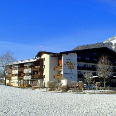 Hotel Sonnalp is een mooi viersterrenhotel dat beschikt over prima faciliteiten en een goede service. Bij aankomst krijg je een welkomstdrankje aangeboden om de vakantie goed te beginnen. De skilift ligt op loopafstand zodat je snel de berg op kunt.Na een dag skiën kun je hier heerlijk ontspannen in de mooie wellnessruimte met onder ander de sauna