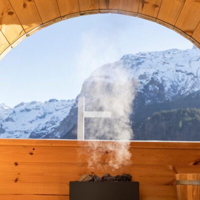 ben je er 's ochtends zo. <br /><br />De kamers zijn verzorgd en sfeervol ingericht. Beneden is er een gezellige lobby waar het na een actieve dag in de sneeuw heerlijk bijkomen is met een drankje van de bar. Toe aan wat meer ontspanning? Dan kun je terecht in het wellness-gedeelte van het hotel