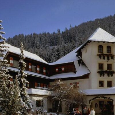 Hotel Trattlerhof ligt op een schilderachtige locatie aan de rand van het bos en vlak bij het knusse centrum van Bad Kleinkirchheim. Langs het hotel lopen een aantal mooie wandelpaden en de liften die je naar de skigebieden Bad Kleinkirchheim en St. Oswald brengen liggen op 600 meter afstand. De recent gerenoveerde kamers van het Trattlerhof zijn ingericht in een traditionele Oostenrijkse stijl. Sommige kamers beschikken over een balkon met een panoramisch uitzicht op de bergen.In de namiddag kun je in de spa van Hotel Trattlerhof induiken en genieten van o.a.  een binnenzwembad