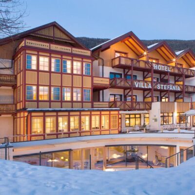 Hotel Villa Stefania ligt dicht bij het pittoreske en gezellige centrum van San Candido. De skibus stopt op 10 meter van het hotel en de pistes liggen op circa 500 meter. Het hotel is in handen van een hartelijke familie die zorgen voor een goede service en sfeer. Aan het ontbijt en diner wordt veel aandacht besteed en de gerechten zien er fantastisch uit. Dat is nog eens fijn thuiskomen na een dag op de lange latten. Geniet er lekker van en sluit de dag af in de jacuzzi of reserveer een weldadige massage.