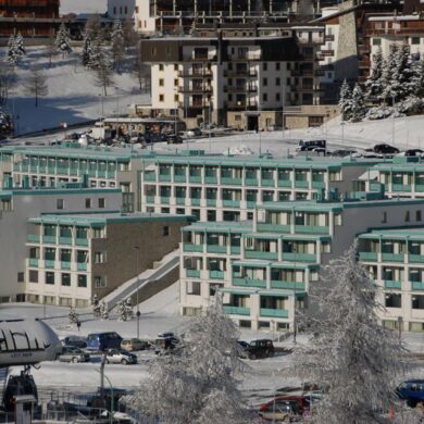 Verblijven in Hotel Villaggio Olimpico is uniek; je verblijft hier namelijk in het voormalige Olympische dorp van Sestrière. Kampioenen zijn je dus voorgegaan op deze plek. Het Villaggio is groots opgezet en bied je moderne kamers. In het mooie wellnessgedeelte kun je je helemaal in de watten laten leggen en als je nog energie over hebt sport je deze eruit in de fitness of zwembad. Geniet in het restaurant van heerlijk