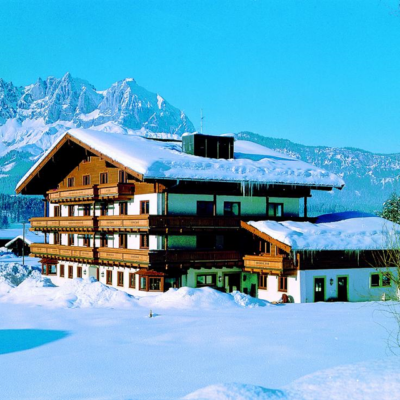 Op een heerlijk rustige locatie in het sfeervolle Oberndorf ligt Kaiserhotel Kitzbüheler Alpen. Naast een spa is er een gezellig restaurant waar je de lekkerste Oostenrijkse gerechten kunt proeven. Alle kamers zijn in Oostenrijkse sfeer ingericht en voorzien van tv en een fijne badkamer.