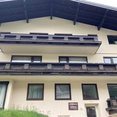 Landhaus by VAYA is een groot en zeer comfortabel chalet in het hart van Saalbach. Landhaus by VAYA ligt op aan het centrale plein in Saalbach. Het plein is omringd door winkels