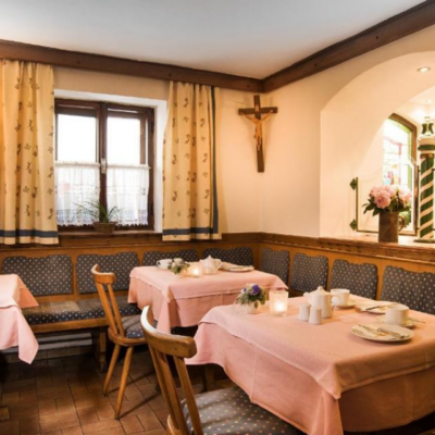   gelegen in het gezellige centrum van Dorfgastein. In dit authentieke hotel is elke kamer uniek ingericht dat het zijn eigen charme heeft. Over het eten hoef je je geen zorgen te maken. 's Ochtends start je de dag met een lekker ontbijt en als diner kun je genieten van de lekkerste gerechten in het restaurant.