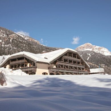 Park hotel & Club Rubino Executive is prachtig gelegen op korte loopafstand van zowel de piste als het centrum in Campitello. Vanuit het hotel heb je aan alle kanten een prachtig uitzicht op de omliggende bergtoppen. Na een actieve dag op de piste is het hier weer fijn thuiskomen. Je kunt meteen aanschuiven voor een heerlijk diner of eerst nog even ontspannen in het zwembad of de sauna.