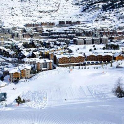 De schitterende Residence Andorra El Tarter ligt op loopafstand van de El Tarter-skilift. Deze lift brengt je rechtstreeks naar de skipistes van Grandvalira