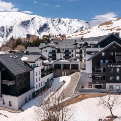 Op loopafstand van de skipistes en op 300 meter van het centrum van La Toussuire vind je Résidence CGH L'Alpaga. De appartementen van deze moderne