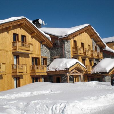 Résidence Chalet Le Refuge is gebouwd in traditionele chaletstijl en heeft een zonnige ligging. De ruime appartementen zijn comfortabel en gezellig ingericht en beschikken over moderne faciliteiten. Er zijn appartementen van 8 tot 14 personen