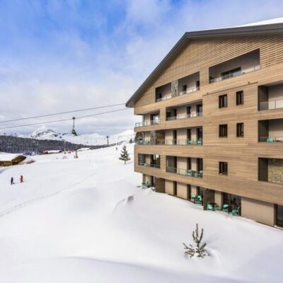 Boven in Les Saisies vind je Résidence Club MMV Les Chalets des Cimes. De résidence bestaat uit 6 gebouwen rondom een klein plein. De piste ligt voor de deur en ook het centrum en de supermarkt liggen niet ver weg. De ruime en elegante appartementen bieden plaats voor groepen t/m 10 personen. Op het balkon pak je nog de laatste zonnestralen mee