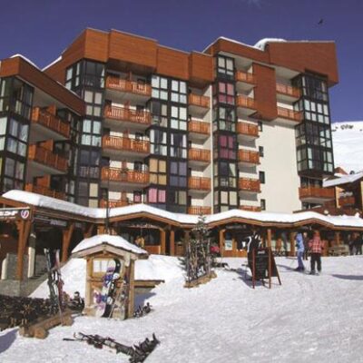 Résidence Eskival heeft een fijne centrale ligging in Val Thorens. Het ligt hartje centrum van het altijd gezellige dorp en ook de piste loopt voor de deur langs. Ideaal voor wie niks wil missen van zowel het skiën als het après-skiën. De appartementen zijn comfortabel en allemaal net even anders ingericht. Met een beetje geluk heb je ook een eigen balkon