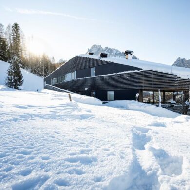 Direct aan de piste in Sesto ligt Residence Koeningswarte. Het centrum van Matrei vind je op zo'n 500 meter afstand. De appartementen zijn allemaal netjes en ruim ingericht en hebben een balkon en een modern ingerichte badkamer. Laat je na een heerlijke dag in de sneeuw verwennen in het gezellige beautycentrum van het Rainer Family Resort (tegen betaling) dat vlak bij de residence ligt. Trek een baantje in het overdekte zwembad terwijl je geniet van een betoverend uitzicht op de Dolomieten. Ook zijn er verschillende sauna's en er is een verwarmd zwembad voor kinderen met een glijbaan.