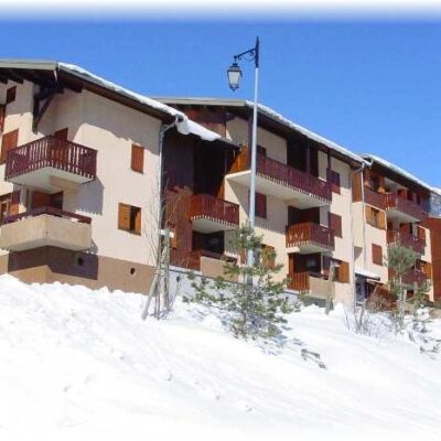 Ben jij op zoek naar een comfortabel appartement in het authentieke Aussois? Dan is Résidence La Corniche de perfecte locatie. De appartementen liggen op een kleine loopafstand van de skipistes en skiliften en dicht bij het gezellige centrum van Aussois. Nadat je de laatste afdaling hebt gemaakt