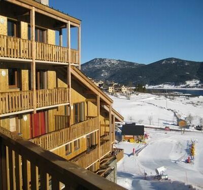 Residence Lagrange Vacances L'Orée des Cîmes ligt in het centrum van Les Angles en is gebouwd in Pyreneeën-stijl. Dit verblijf van zeven verdiepingen (met lift) biedt ruime