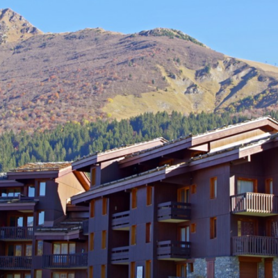 Résidence Le Cristallin is een prachtige traditionele residence gebouwd tegen de skipistes van Valmorel. Vanuit de studio's heb je spectaculair uitzicht op het dorp en het witte landschap. Doordat de residence gelegen ligt op de piste