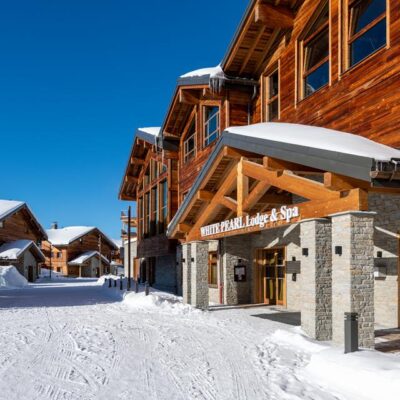 Résidence Le White Pearl is een luxe residence en opgezet als een klein dorp. De appartementen zijn verdeeld over verschillende gebouwen. Het is gelegen in La Plagne Soleil en ligt praktisch direct aan de piste en op loopafstand van de lift.  De appartementen zijn ruim en hebben een moderne