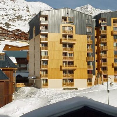 Residence Les Cimes de Caron is zeer gunstig gelegen in Val Thorens. Het ligt op loopafstand van het gezellige centrum en ook naar de dichtstbijzijnde piste kun je 's morgens gemakkelijk te voet. Zo heb je de auto dus niet meer nodig nadat je aangekomen bent