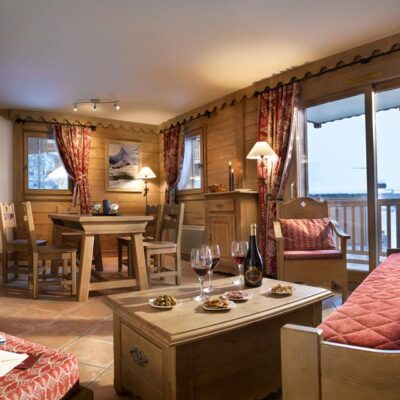 luxe Selections résidence op een prachtige locatie in Plagne Soleil. Vanuit de résidence heb je een adembenemend uitzicht op de beroemde Mont Blanc en het Beaufortain Massief. Het ligt direct aan de pistes van Paradoslo