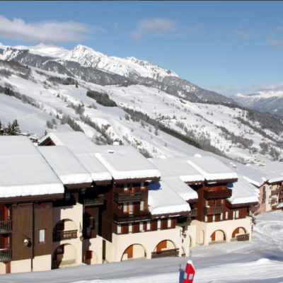 Résidence Les Lauzes is een groot appartementencomplex in het sfeerfolle Valmorel. De appartementen liggen direct aan de skipistes