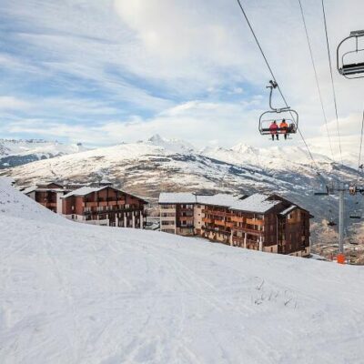 Résidence La Marelle et Le Rami ligt op een mooie locatie in Les Coches; alles wat je nodig hebt vindt je hier op slechts een paar honderd meter afstand. Zo ligt de résidence direct aan de piste en zijn het centrum en de liften op loopafstand.De appartementen hebben een typisch Savoyaardse inrichting