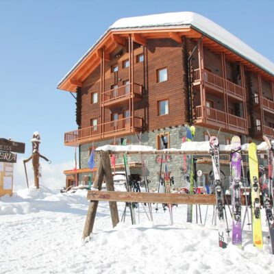 Résidence Maison Fosson is een appartementencomplex met een moderne alpenstijl. Het heeft een fantastische ligging aan de voet van de blauwe piste en is alleen te bereiken met de skilift. De studio's en appartementen hebben allen een moderne inrichting met een flatscreen-tv