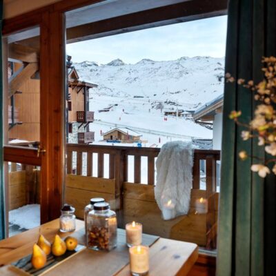 wat naast de nodige warmte ook voor een hoop extra sfeer zorgt. Ook naast wintersporten is er genoeg te doen in Val Thorens. Zo kun je er heerlijk uit eten