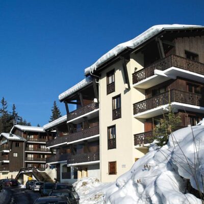 Résidence Le Front de Neige is een comfortabel appartementencomplex bovenin het het authentieke Les Carroz d'Araches. De piste ligt voor de deur en het centrum vind je op circa 800 meter. De appartementen zijn eenvoudig