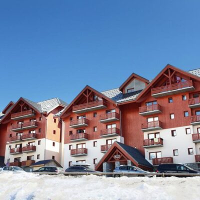 Residence Le Hameau de St. Francois is een gunstig gelegen appartementencomplex aan de rand van St. Francois Longchamp op 1600 meter hoogte. De résidence bestaat uit 2 naast elkaar gelegen gebouwen