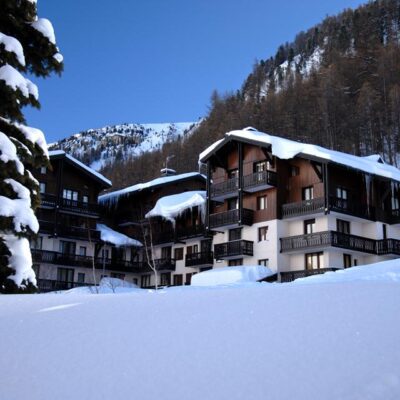 Résidence Les Hauts du Rogoney is in chaletstijl gebouwd en ligt in het mondaine Val d'Isere. Alles wat je je nodig hebt tijdens je weekje wintersport is hier op loopafstand te vinden. Binnen enkele minuten loop je zowel naar de skiliften en pistes