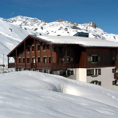 De studio's en appartementen van Résidence Odalys Val Claret zijn verspreid over meerdere gebouwen in de gezellige wijk Val Claret. Bij aankomst in Tignes wordt duidelijk in welke résidence je zult verblijven. Wat ze gemeen hebben is dat alle résidences een centrale ligging hebben in de wijk. Je appartement ligt altijd op maximaal tien minuten loopafstand van zowel de pistes als het centrum. Zo kun je genieten van een heerlijke rustige omgeving