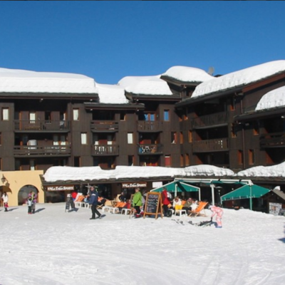 Résidence Pierres Plates is de perfecte verblijfplaats als je 's ochtends als eerste op de piste wilt zijn. De residence ligt namelijk direct aan de skipistes! ook het gezellige centrum van Valmorel is niet ver te vinden en ligt maar op 200 meter afstand. De studio is comfortabel een eenvoudig ingericht. Na een lange dag is het hier prima thuiskomen. De studio is van alle gemakken voorzien