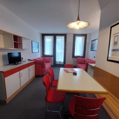 netjes onderhouden en zijn van alle gemakken voorzien. Er zijn zowel studio's voor 4 personen als 3-kamerappartementen voor wel 8 personen. Ook is er een parkeerplaats per appartement in de garage.