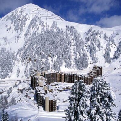 Résidence Saint Jacques B ligt aan de voet van de piste in Plagne Bellecôte en vlak bij de lift. In mum van tijd sta je bovenaan en kun je beginnen aan de allermooiste afdalingen. Ook ben je zo in het centrum van Plagne Bellecôte. Hier vind je winkels