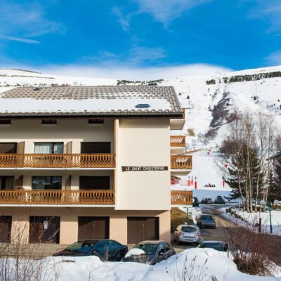 Résidence St Christophe is centraal gelegen in Deux Alpes. De piste ligt hier bijna direct voor de deur en ook het centrum ligt op loopafstand. Zo hoef je hier van zowel het skiën als het après-skiën niks te missen. De studio's zijn eenvoudig maar verzorgd ingericht. Na een dag uitleven op de pistes schuif je in het centrum zo aan in een van de leuke restaurants voor een goed Frans diner.