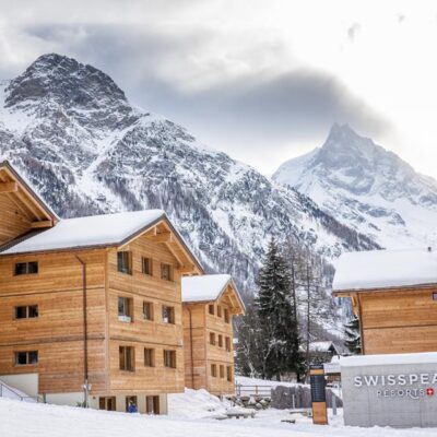 Résidence Swisspeak Resorts Zinal ligt in het kleine Zwitserse dorpje Zinal. De résidence ligt aan de voet van Val d'Anniviers en bevindt zich 150 meter van de skilift vandaan. Je hoeft dus niet ver te lopen! Ook het centrum van Zinal ligt op loopafstand van de accommodatie. In het centrum zijn veel kleine boetiekjes en verschillende restaurants te vinden waar je geniet van een typisch Zwitserse kaasfondue. De appartementen van Résidence Swisspeak Resorts zijn modern ingericht en beschikken over alle faciliteiten. Maak elke ochtend een heerlijk ontbijt en geniet in de avond van een heerlijk diner aan de grote eettafel. Plof aan het einde van de dag neer op de bank onder het genot van een lekker drankje. Of drink een lekker glaasje wijn in de wijnbar van het hotel waar veel verschillende wijnen worden geserveerd