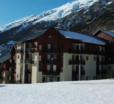 Résidence Triade bevindt zich in de wijk Lanslevillard. De eerste pistes en skiliften bevinden zich op slechts 100 meter; een ideale afstand als je snel op de piste wilt staan! De appartementen hebben een simpele