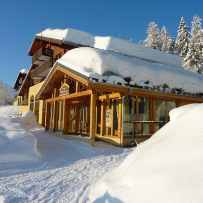 Résidence Vacancéole La Duit ligt op een top locatie in Doucy-Combelouvière. Het centrum en de skipistes liggen op slechts 50 meter van het complex vandaan