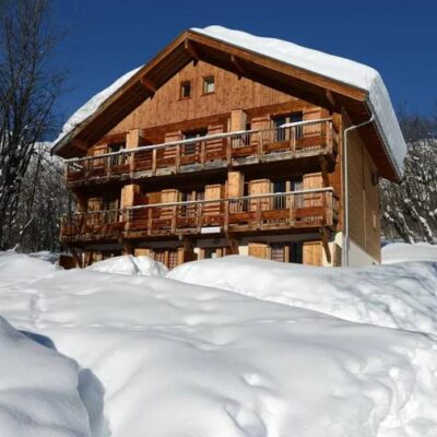 Résidence Vacancéole le Hameau de l'Alpage is een fijn verblijf dat ideaal gelegen is en dat te vinden in Saint-Sorlin-d'Arves in de wijk Pierre Aigue. De skilift vind je op zo'n 300 meter