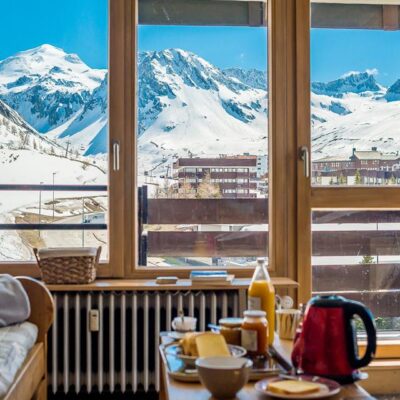 Résidence Tour du Lac het perfecte adres voor kleine groepen en families. De appartementen zijn modern ingericht liggen niet ver van het centrum van Tignes Lavachet en de skipistes. In de ochtend geniet je met een lekker bakje koffie van het mooie uitzicht; dat is pas wakker worden! Na een mooie dag in de sneeuw wandel je zo het centrum in voor een welverdiend diner bij een leuk restaurantje.