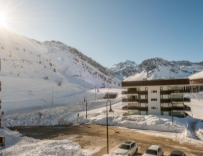 Résidence les Pistes heeft een ideale ligging; op slechts 20 meter van de piste en op loopafstand van het bruisende centrum van Tignes Lavachet. De studio's zijn modern ingericht en hebben allemaal een balkon