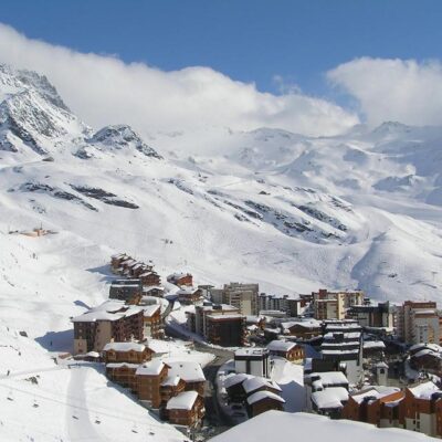 Résidences Wintour biedt studio's en appartementen op een goede locatie in Val Thorens. Ze liggen in het centrum en met zowel de piste als de dichtstbijzijnde lift op loopafstand. Zo heb je alles om er een geslaagde wintersport van te maken hier bij de hand.De appartementen zijn eenvoudig en allemaal net even anders ingericht. Na een dag uitleven op de pistes kun je zelf wat lekkers klaarmaken in je appartement of op zoek naar een leuk restauranst in het centrum. Kun je daarna direct aansluiten in een van de gezellige bars in Val Thorens voor een avondje après-skiën.