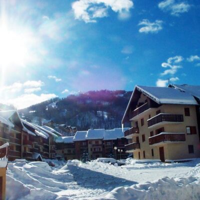 Bij Résidences de Valloire Centre liggen de nette appartementen verspreid door het centrum van Valloire en liggen allemaal op korte afstand van de gondellift Cret de la Brive. Een prima locatie voor een geslaagde wintersportvakantie! In het leuke centrum van Valloire vind je verschillende winkels