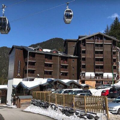 Het gerenoveerde SOWELL Family Valfréjus ligt op een ideale locatie in het centrum en met de groene piste Escargot en lift Arrondaz op slechts 200 meter. Het hotel biedt je een luxe wintersportvakantie. De kamers zijn ruim