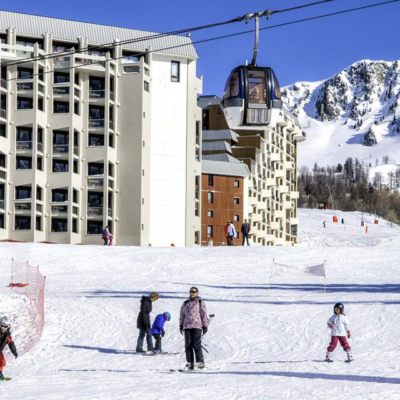 Het all inclusive SOWELL HÔTELS Le Pas du Loup*** ligt op een centrale plek in het centrum van Isola 2000. De pistes beginnen hier praktisch voor de deur