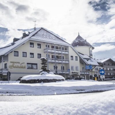 Schönblick Sport & Active Hotel is een elegant en traditioneel hotel aan de voet van de Mount Krönplatz. De dichtstbijzijnde piste en de lift vind je op circa 400 meter. Het hotel bied je een fijn en warm thuiskomen na een mooie maar verkleumde dag op de piste. Je verblijft in een comfortabele kamer