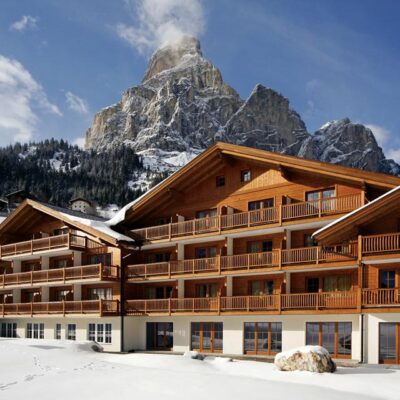 TH Corvara Greif Hotel  heeft een prachtige ligging; rustig en toch dicht bij het knusse centrum van Corvara en op 750 meter van de skilift. Dit trendy en luxe hotel heeft vele faciliteiten zoals een uitgebreid spa