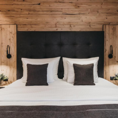 maakt dit hotel een ultieme uitvalsbasis voor een onbezorgde wintersportvakantie.</p><p>Dit bijzondere hotel bied je chique kamers & suites die werkelijk van alle gemakken zijn voorzien. Elke kamer of suite beschikt over een prachtig chic interieur