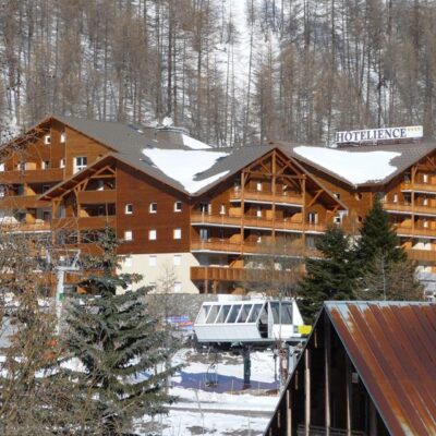 Vacancéole Les Chalets du Verdon is een mooie residence in La Foux d'Allos. De appartementen zijn hier verdeeld over meerdere grote chalets